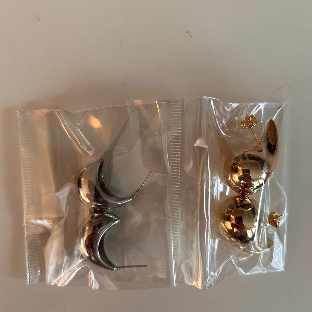 2 Brand New Pairs of Chunky Drop Earrings in Gold and  Silver - Picture 6 of 7
